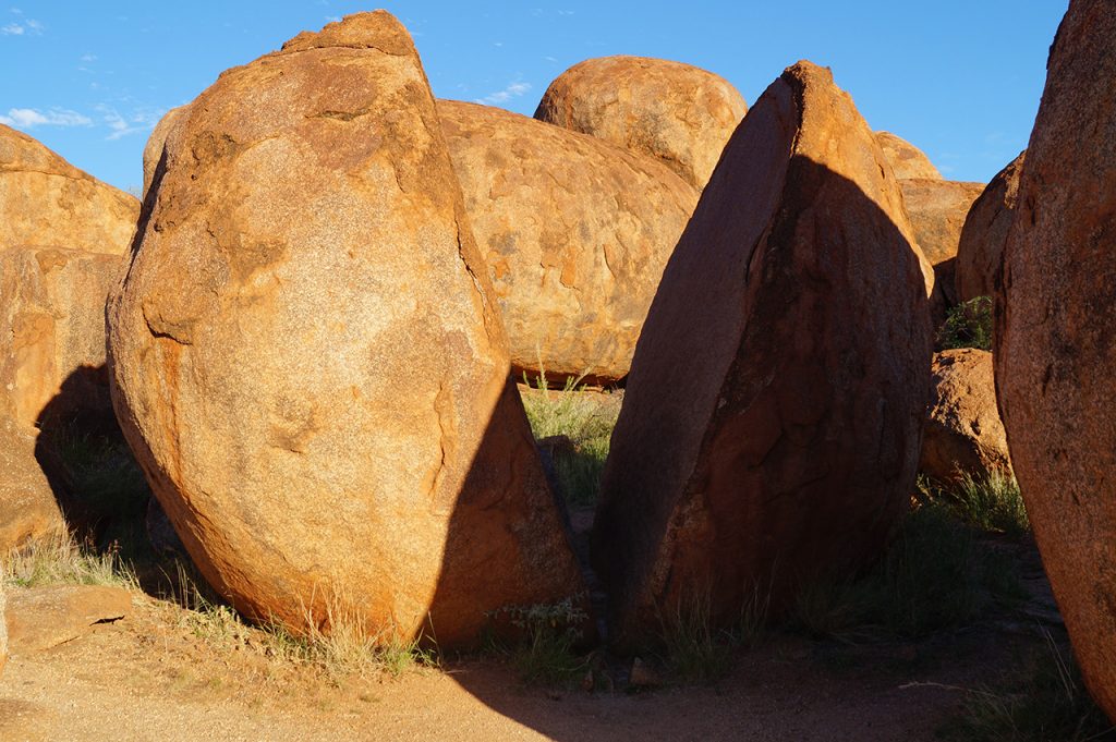 Split rock at the Devils Marbles Karlu Karlu